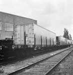 171594 Afbeelding van enkele containerwagens met gekoelde containers bij Frico te Leeuwarden.